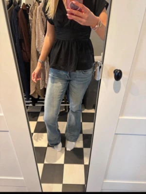 Blåa lågmidjade jeans från cheap monday  - Säljer ett par ljusblå bootcut jeans med låg midja. Dem är i storlek 28/34 vilket motsvarar typ s/m. Skriv för fler bilder eller mått. Dem är använda ca 3 gånger. 