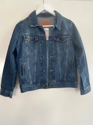 Levi's blå jeansjacka - Helt oanvänd snygg blå jeansjacka från Levi's (prislappen kvar). Storlek: 164 cm