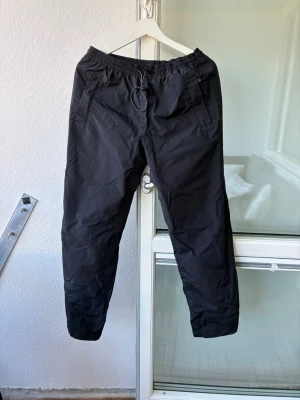 Överdragsbyxor  - Överdragsbyxor/vindbyxor i jättefint skick från North bend, storlek 36.