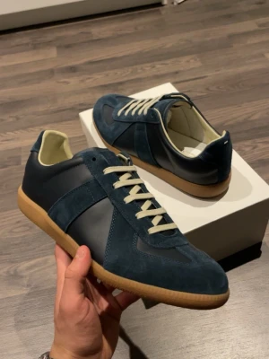 Maison margiela skor - Säljer mina maison margiela🙌| Allt medföljer | storlek 43 🔥| Skriv vi minsta fundering 💭|Pristet är diskuterbart.