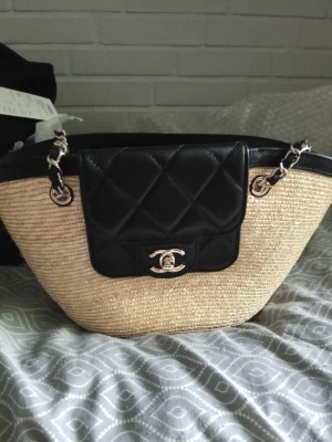 Chanel beige och svart handväska - Bought from personal shopper in Hong Kong.  I have recipe, dustbag and box.