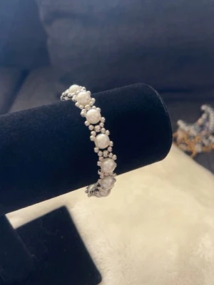 Silverfärgat armband med pärlor -  armband i silverfärg med vita pärlor 