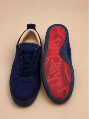 Christian Louboutin - Snygga mörkblå  Christian Louboutin i mocka med klassisk låg profil och blå skosnören. Knappt använda och har tagit hand om väl. Tyvärr ingen box till skorna. Skriv om du undrar nått om skorna.