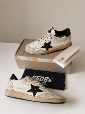 Golden Goose - Säljer ett par Golden Goose ball star i storlek 44, men passar 43. Skorna är i bra skick och i köpet medkommer box och dustbag. Skickar inom 1 dygn!🙌 KAN SKICKA TIDIGAST 22/6