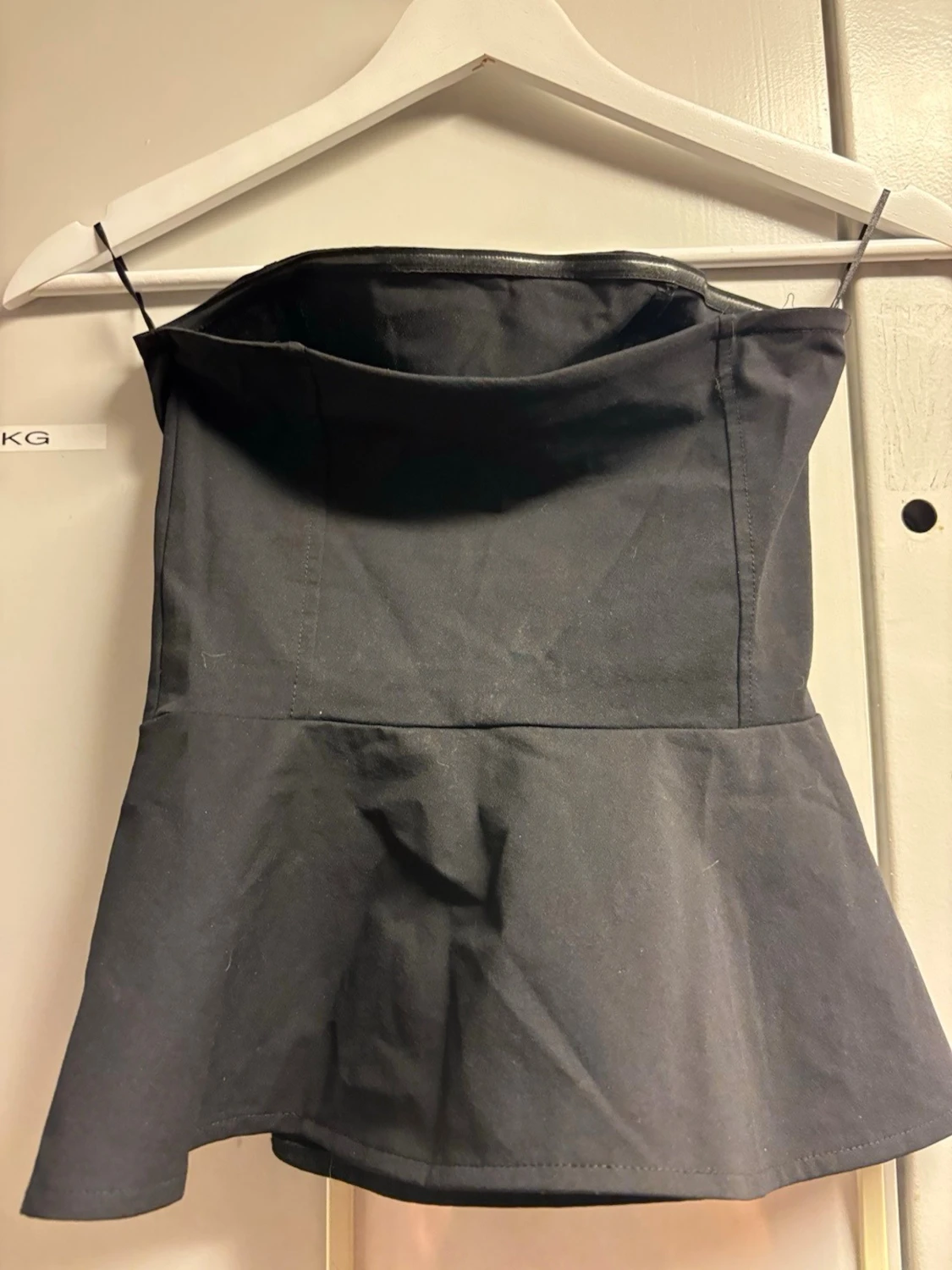 Svart axelbandslös peplum tubtopp - 1
