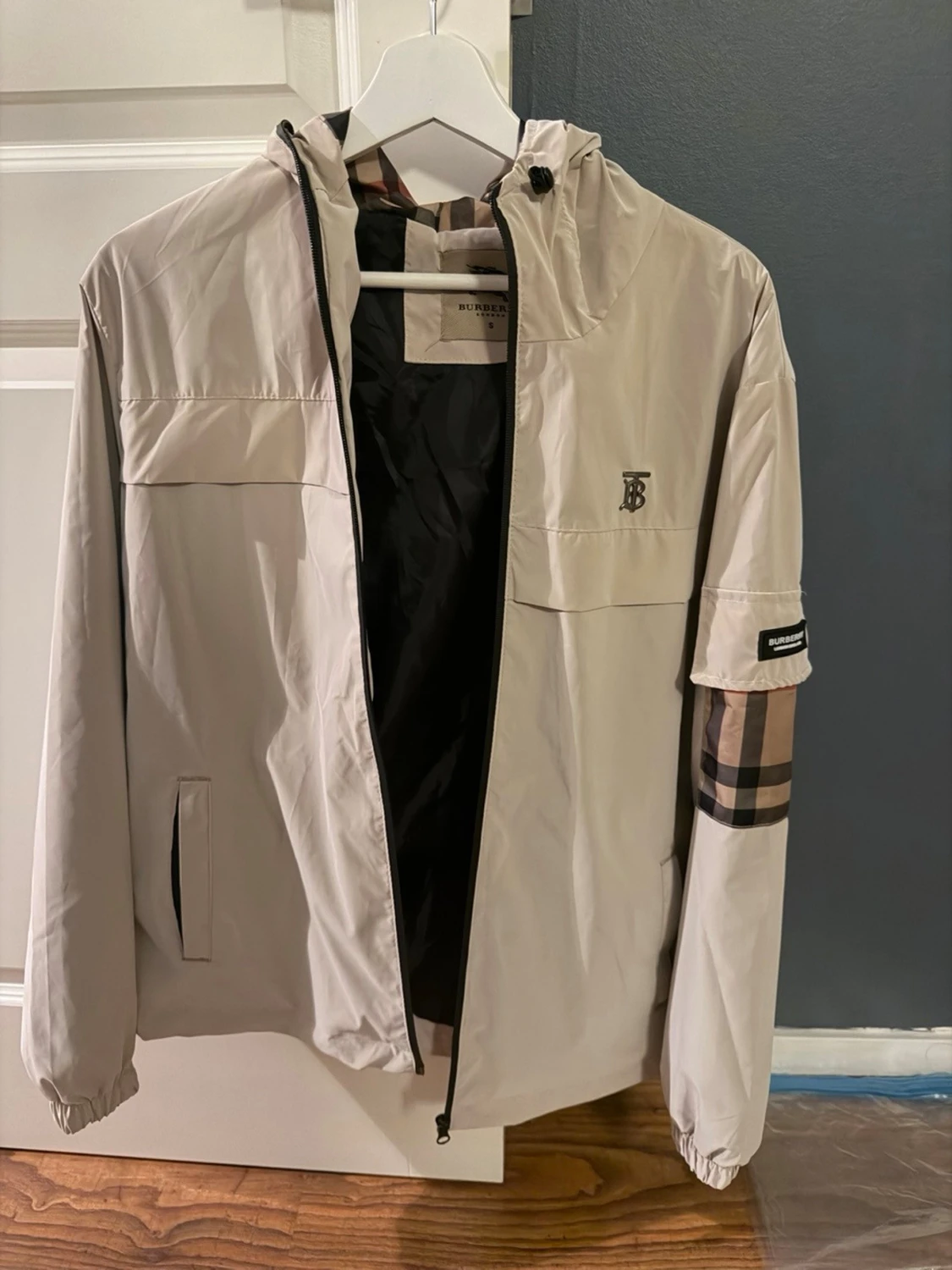 Beige vindjacka från Burberry