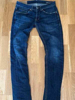 Mörkblå dondups  - Snygga mörkblå dondups av modellen George med nypris på 2000kr+        Hör av dig om du har frågor!