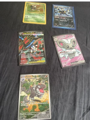 Pokémonkort samling, 6 st - Säljer ett set med 6 Pokémonkort, bland annat Mega Floette EX, Cinccino GX, Tyrunt, samt kort med Umbreon och andra Pokémon. Korten har färgstarka illustrationer och vissa är holografiska. Perfekt för samlare eller Pokémonfans.