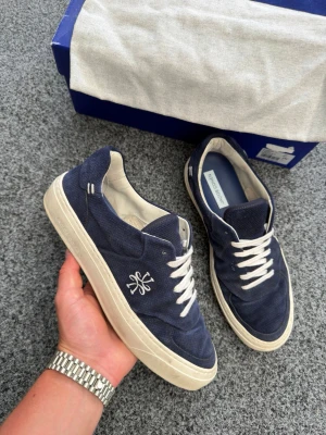 Jaocb cohen skor - Super snygga jacob Cohen skor. Box+ dustbag ingår. Nypris 8000kr! Size 41,5 passar även 42. Skick 9/10 fint skick. Fraktar inom 24H🙂