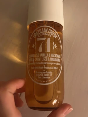  71 mist - En hår- och kroppsmist med doft av karamelliserad vanilj och macadamia.  Helt ny! Stor flaska har även lotion till ifall man vill ha ett kit. 