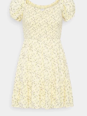 Gul blommig sommarklänning - Använd 2 gånger, material: viskos med polyesterfoder, jättefin till sommaren💕