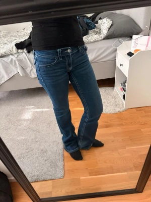 Blå bootcut jeans med vita sömmar - Säljer ett par blå bootcut jeans med vita kontrastsömmar och klassiska fem fickor. Jeansen har låg midja och stängs med knapp och dragkedja. Stl är 158 för att de är ifrån Gina Young men de hade passat som XXS eller XS (petite). Jag svarar gärna på frågor!💕