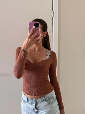 Brun ribbad långärmad topp - Köpt på hm och är XS men funkar också om man har S som jag. Säljer för att jag inte får användning för den. Skriv om ni har frågor💗