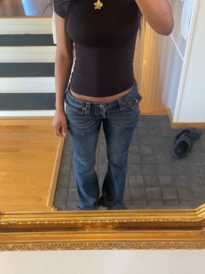 True religion jeans - Jenssen är mörkblå och jättebra skick.( Dom har inte nitar då jag tog bort dom) ser ganska nya ut och jag har sytt vid midjan och använt klädlim för att dom ska sitta bättre men det syns så klart inte när man ha på sig dom.  Lite slitna längst nere för att jag har trampat på dom. storlekw26/s