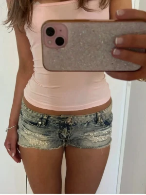 Lågmidjade vintage jeansshorts med pärlor - Såå fina blå slitna lågmidjade vintage jeansshorts med pärlor! midjemått rakt över: 41. Jag är 168 och det är mina bilder, köp via köp nu direkt eller Swish, kvar tills markerad som såld 💖 storlek står inte men passar 38