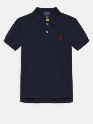 Marinblå pikétröja från Polo Ralph Lauren - Klassisk marinblå pikétröja från Polo Ralph Lauren med korta ärmar, krage och två knappar framtill. Tröjan har den ikoniska röda logotypen broderad på bröstet och är gjord i mjuk bomull för en bekväm känsla.