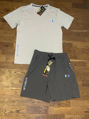 Under Armour set  - Snyggt träningset från Under armour helt oanvänd i storlek M  