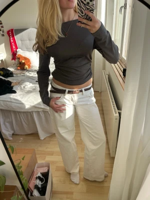 Långärmad off shoulder topp - Långärmad off shoulder topp med fina detaljer på sidorna. Använd fåtal gånger