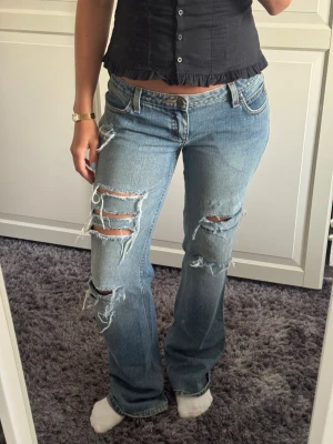 Lågmidjade vintage jeans med hål i - Midja: 80 cm Innerben: 84 cm