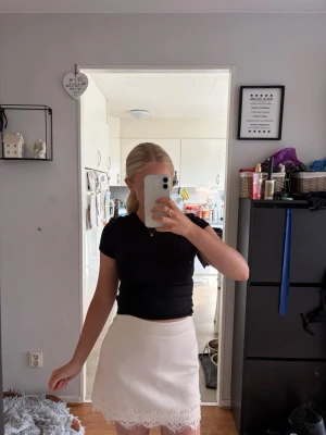 Begie kjol med spetsdetalj  - En begie kjol ifrån Zara med spets ner till med shorts under och med en dragkedja vid sidan. Är försiktigt använd fåtal gånger, så inga större tecken på användning eller defekter som fläckar osv eller lösa trådar.