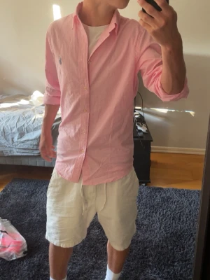Rosa Ralph Lauren Skjorta - 👙Riktig snygg Rosa Ralph Lauren skjorta 👙         📏 Storlek: XS  men passar som S också !  📏     🧵Skjortan är gjord och tillverkad i Linne  🧵