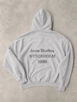 Grå hoodie Acne Studios Stockholm - Snygg grå hoodie från Acne Studios med tryck på ryggen där det står 'Acne Studios STOCKHOLM 1996'.  !Kvitto finns!
