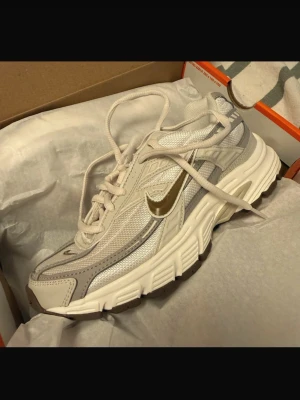 Nike vita och silver sneakers - Helt oanvända jättefina sneakers från Nike🌸