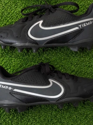 Nike Tiempo svarta fotbollsskor - Säljer ett par svarta Nike Tiempo fotbollsskor stl 33
