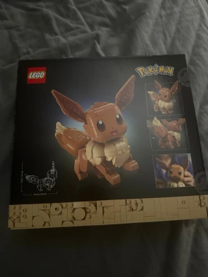 LEGO Pokémon Eevee byggsats - Säljer en LEGO byggsats med Pokémon Eevee. Byggsatsen är i bruna och beige färger och föreställer den populära Pokémon-figuren Eevee. Perfekt för dig som gillar både LEGO och Pokémon. Kommer i originalförpackning. Och är oöppnad 