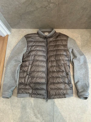 Grå moncler cardigan - Tjenare, säljer en grå Moncler cardigan. Äkta och inga defekter. Jag är 180 och den passar mig helt okej, möjligtvis lite stor. Är en storlek XL men skulle säga att den sitter mer som M. MVH Liam