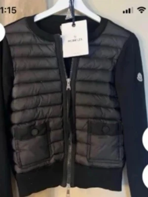 SÖKER! - Söker Moncler cardigan jacka, storlek xs i bra pris🩷