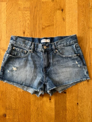 Jeansshorts - Lowwaist korta shorts från Gina, aldrig använda