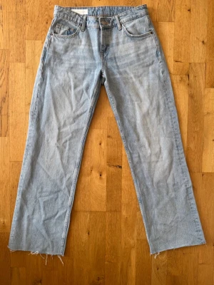 Ljusblå Zara jeans - Lowwaist vida jeans från Zara, säljer då de är för stora 