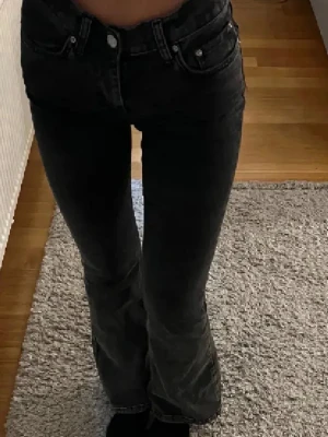 Lågmidjade bootcut - Säljer dessa lågmidjade bootcut från Gina tricot storlek 34. Helt nya, köpt för 500kr. Vid intresse är det bara att höra av sig❤️
