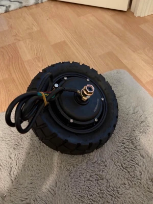Kukirin g2 PRO motor finns att hämta i Gbg  - Passa på att köpa en helt ny och oöppnad navmotor med 10-tums däck. Aldrig monterad eller använd – du får en produkt i nyskick utan slitage. Finns att hämta i GBG Perfekt som ersättningshjul eller om du vill uppgradera din elscooter. Redo att monteras direkt. Finns att hämta i GBG ✅ Helt ny & oöppnad ✅ Komplett med däck ✅ Hög kvalitet ✅ Snabb affär prioriteras  Pris: [1000] kr.  Skicka ett meddelande vid intresse – först till kvarn!