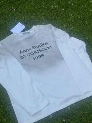 Acne Studios long sleeve - Acne Studios long sleeve, den är i vitt aldrig använt osv. Den blev i fel size och tänkte om jag kunde sälja den här på plick. Fick den i present. För frågor eller diskutering om pris kan ni skriva till privat så löser vi det !!