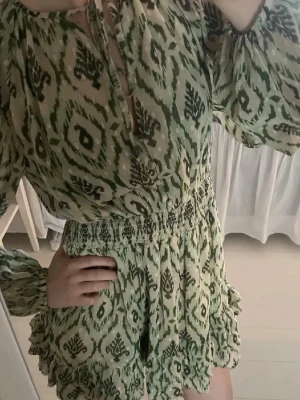 Klänning - Grön klänning från Zara, Såå snygg och bra passform, jättefint skick!💚passar xs/s!