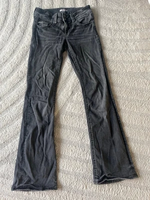 Jeans från Gina young - Ett par jeans från Gina Young med vita stygn, i storlek 164💕 använts flertal ggr men byxorna har inga skador
