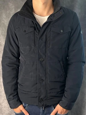 J.lindeberg field jacket bailey -  fint skick | Size S (modellen är 188 cm 74 kg) | fraktar spårbart inom 24 timmar | för att köpa klicka ”köp nu” | vid frågor eller funderingar skriv ett meddelande | följare får bättre rabatter🙌