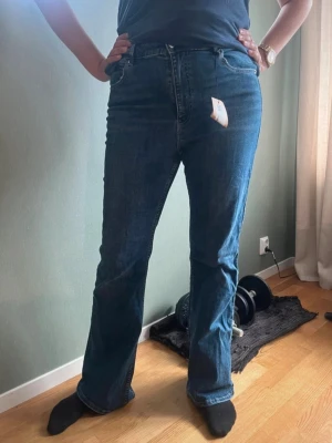 Mörkblå bootcut jeans - Snygga mörkblå bootcut jeans med klassisk femficksmodell och hög midja. Köpta på Sellpy men säljs då det var förstora. Innerbenslängd Ca 82 cm