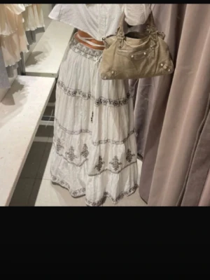 Långkjol - Kjol från Zara i gott skick, passar xs-m