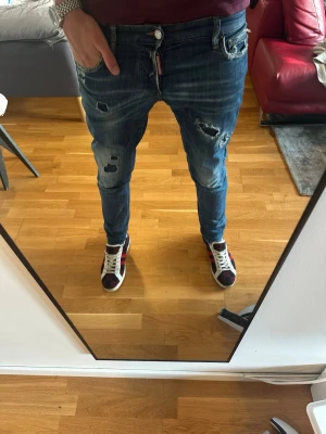 Dsquared2 jeans - Säljer ett par snygga dsquared 2 jeans. Väldigt bra skickt och martrialet är väldigt tålbart märker man. Är det något så är de bara att fråga😁😁