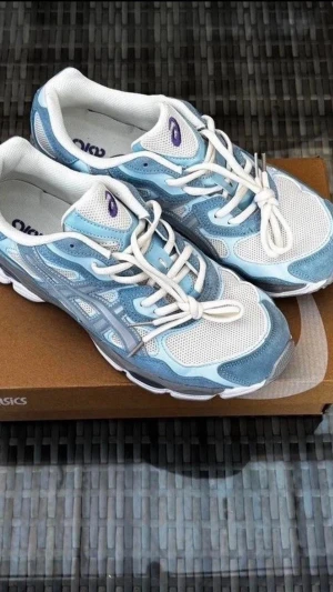 Blåvita sneakers från Asics - Snygga sneakers från Asics i ljusblått, storlek 44 självklart ingår box. inte används i överhuvudtaget pågrund av att dom satt dåligt på mig och gick ej att skicka tillbaka drf säljs dom nu!