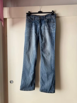 Lågmidjade bootcut jeans från Only - Lågmidjade bootcut jeans från Only. Midjemått: 42 cm tvärs över. Bra skick. 