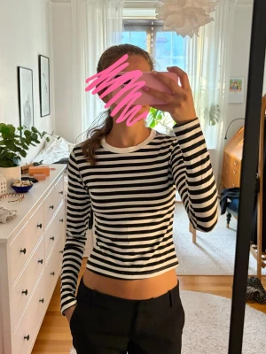 Randig långärmad topp - En svartvit randig långärmad topp. Storlek XS. Använd men fortfarande i ett bra skick. Kontakta vid frågor💕