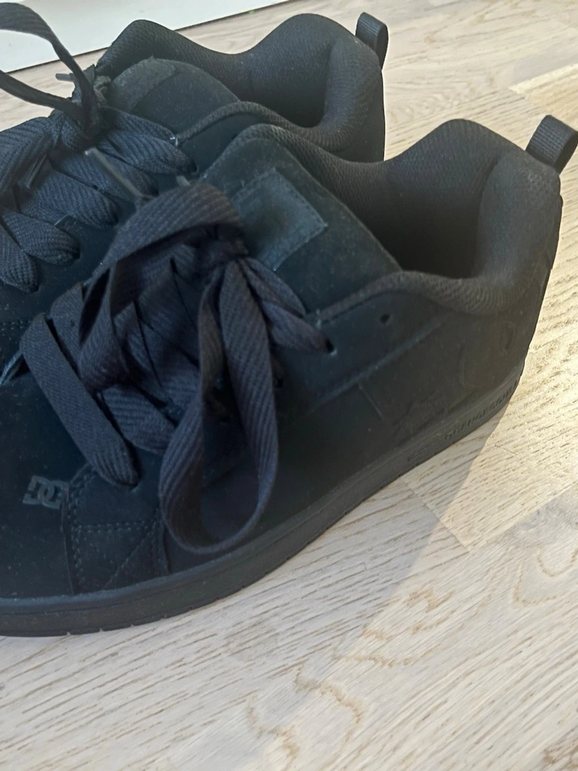 Svarta DC sneakers i mocka - 4