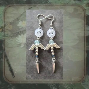 Örhängen - Dragonfly - Silver, Blå & Vit - 🪽✨ Fairy grunge & Dragonflycore-inspirerade örhängen i vitt, ljusblått och silver ✨🩵  Längd ca 7,5 cm (Bild 3)  Handgjort av mig  ✨BUNDLE REA✨ Frågor? Skicka bara. Kolla noggrant innan köp. Klicka in på fotona. Returer av smycken är inte godkända på grund av hygienskäl.