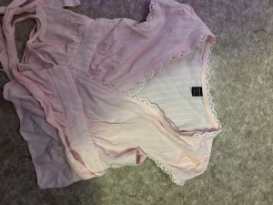 Baby pink omlott topp - Söt omlott tröja från shein, säljer då den är tyvärr för liten för mig:(