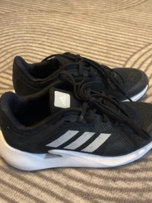 Adidas Alphatorsion skor  - Säljer ett par helt nya och oanvända (tror jag) adidas Alphatorsion i färgen Core Black (dammodell). Supersnygga och mångsidiga tränings- och löparskor med adidas bekväma "Bounce"-dämpning i sulan och extra stabilitetsstöd. Har ej orginalkartong.   Postar mellan 1-3 dagar efter köp.  Hör gärna av dig om du har frågor eller vill ha fler bilder!