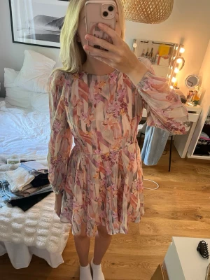 Blommig sommar klänning  - Supersöt blommig sommar klänning från Missäy. Öppen rygg och puffig detalj på axlarna. I mycket bra skick!